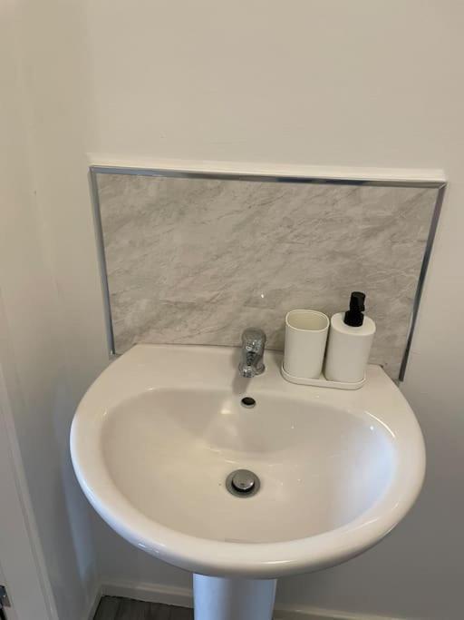 Lovely 1 Bedroom Studio Apartment - Merthyr Tydfil Eksteriør bilde