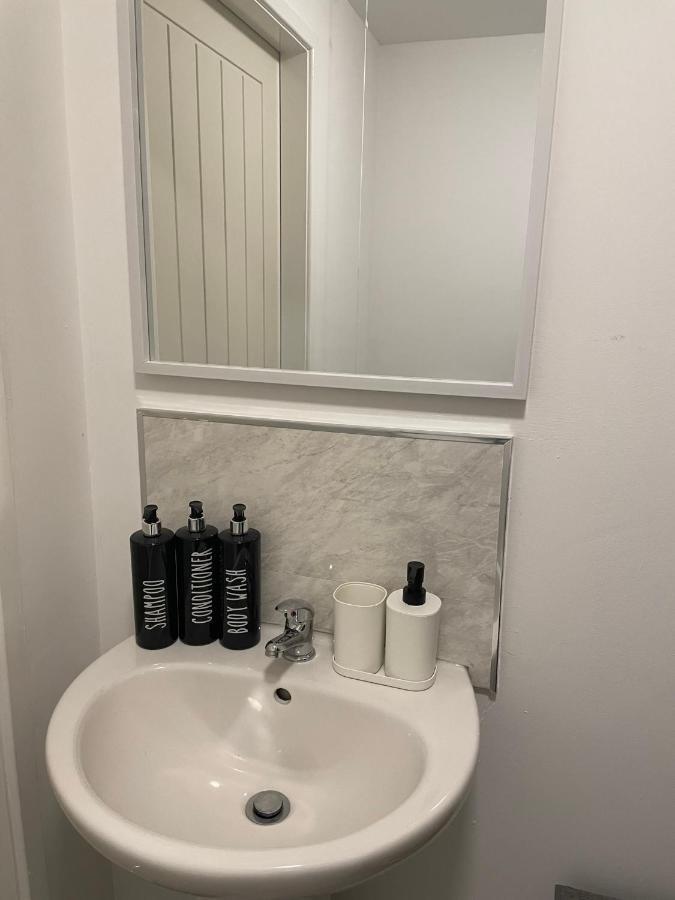 Lovely 1 Bedroom Studio Apartment - Merthyr Tydfil Eksteriør bilde